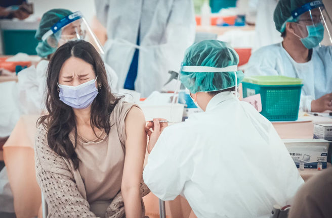 網友透露打完四劑疫苗，也都沒出門，結果還是確診。（本報系資料照）