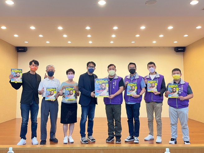 赠书活动大合照。(照片/臺北市保罗教育文教基金会提供)