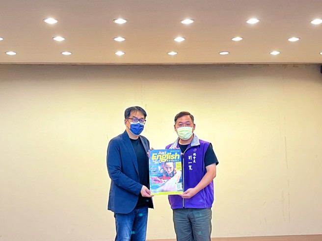 刘骏豪董事长(左)与刘一宽总会长(右)合照。(照片/臺北市保罗教育文教基金会提供)

