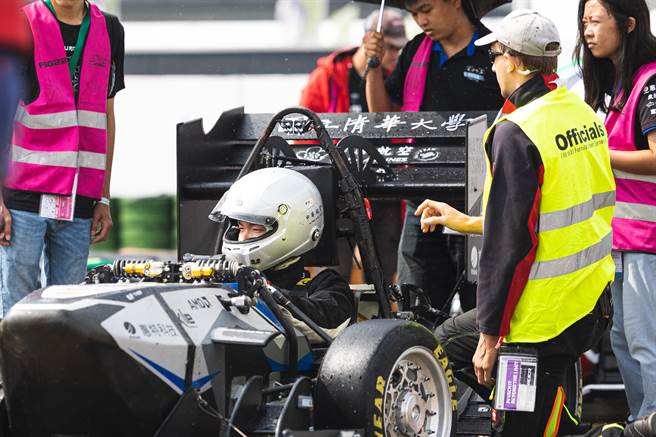 清华大学学生所组成的学生方程式赛车团队「清大赛车工厂」，暑假前往欧洲参赛，其中在克罗埃西亚赛事（Formula Student Alpe Adria）「八字绕环」竞赛拿下第3名。(清大赛车工厂提供／李侑珊台北传真)