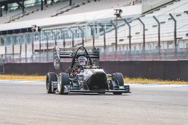 清华大学学生所组成的学生方程式赛车团队「清大赛车工厂」，暑假前往欧洲参赛，其中在克罗埃西亚赛事（Formula Student Alpe Adria）「八字绕环」竞赛拿下第3名。(清大赛车工厂提供／李侑珊台北传真)