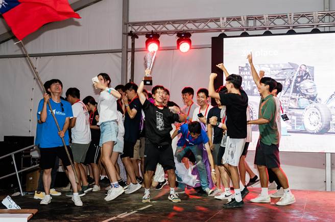 清华大学学生所组成的学生方程式赛车团队「清大赛车工厂」，暑假前往欧洲参赛，其中在克罗埃西亚赛事（Formula Student Alpe Adria）「八字绕环」竞赛拿下第3名。(清大赛车工厂提供／李侑珊台北传真)