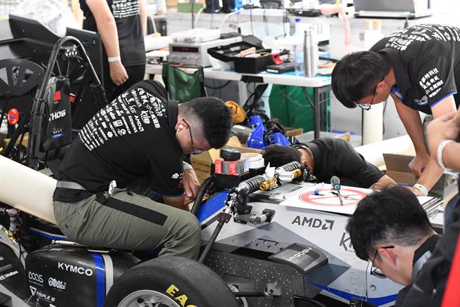 清华大学学生所组成的学生方程式赛车团队「清大赛车工厂」，赛车全由学生亲手打造。(清大赛车工厂提供／李侑珊台北传真)