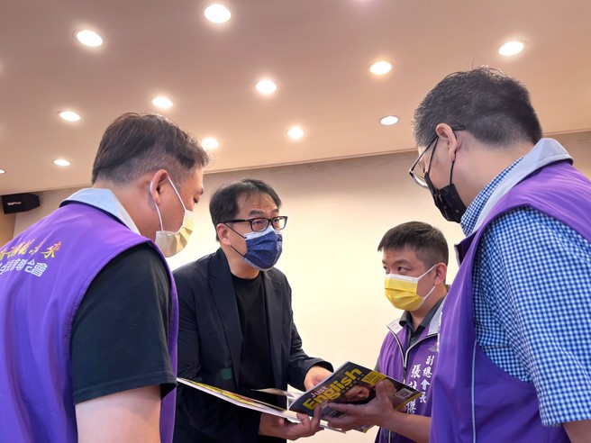 保罗教育文教基金会董事长刘骏豪与北市国中家长会联合会讨论杂志内容。(照片/臺北市保罗教育文教基金会提供)