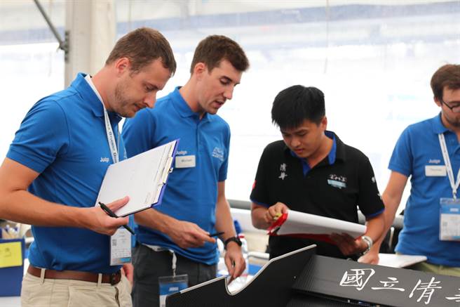 清华大学学生所组成的学生方程式赛车团队「清大赛车工厂」，暑假前往欧洲参赛。(清大赛车工厂提供／李侑珊台北传真)