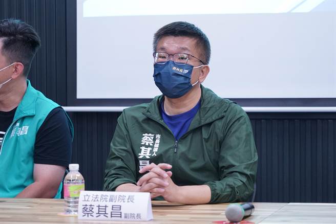 民进党台中市长候选人蔡其昌反呛，交卷老师就一定要给及格吗，哪有这样的学生。（吴建辉摄）