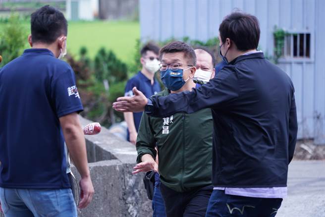 蔡其昌今天现身彰化，首度与彰化县长候选人黄秀芳合体，在彰化和美一家毛巾工厂举行「中彰企业联合座谈会」。（吴建辉摄）