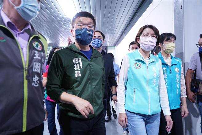 蔡其昌、黄秀芳一同参观毛巾工厂。（吴建辉摄）