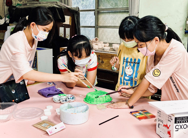 各校结合SDGs各项指标，发挥创客精神，创作出具有永续洞察力的艺术作品。(照片/新北市教育局提供)

