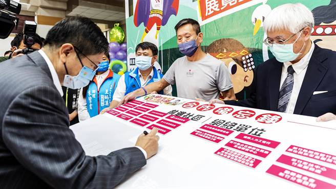新竹县加强反毒，县长杨文科（左）领衔签署合作备忘录，打造友善药瘾社区支持系统。（罗浚滨摄）