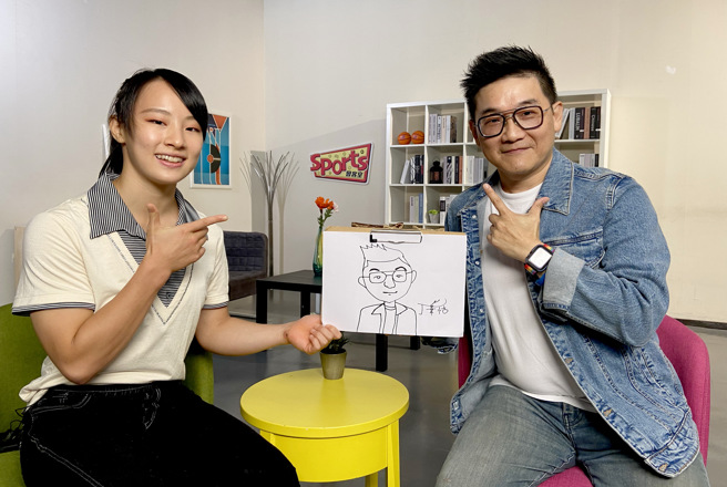 喜欢画画的「体操精灵」丁华恬（左）在《Sports会客室》小试身手，只用5分钟就完成主持人李弘斌的人物素描。（中时新闻网摄）