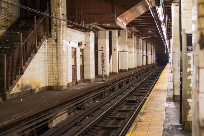 美国纽约看似繁荣，但依旧有不少人无家可归，甚至只能搬进地铁的下水道内，成为住在地底的「鼹鼠人」。(示意图/达志影像)