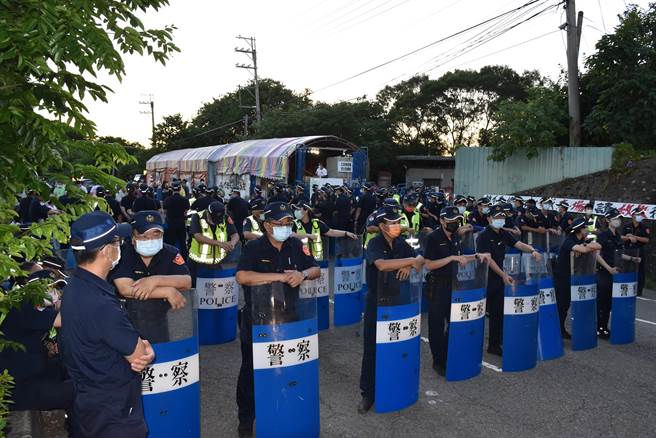 基層員警為坤輿抗爭事件每日出勤1年多，最後卻落得處分下場。（讀者提供／謝明俊苗栗傳真）