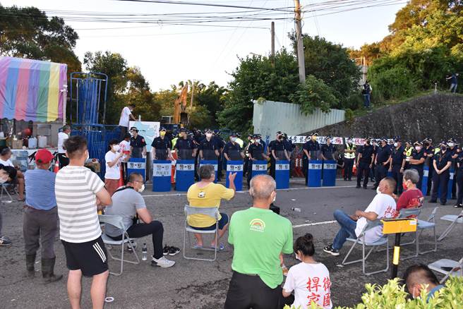 7月21日衝突結束後，有反坤輿團體群眾坐在執勤員警面前辱罵員警，員警敢怒不敢言。（讀者提供／謝明俊苗栗傳真）