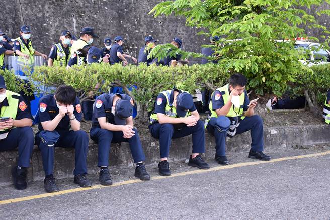 基層員警為坤輿抗爭事件累不堪言，最後卻落得處分下場。（讀者提供／謝明俊苗栗傳真）