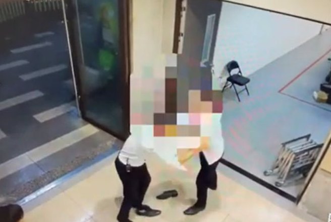 台北市二殡上演全武行。（撷取自影片）