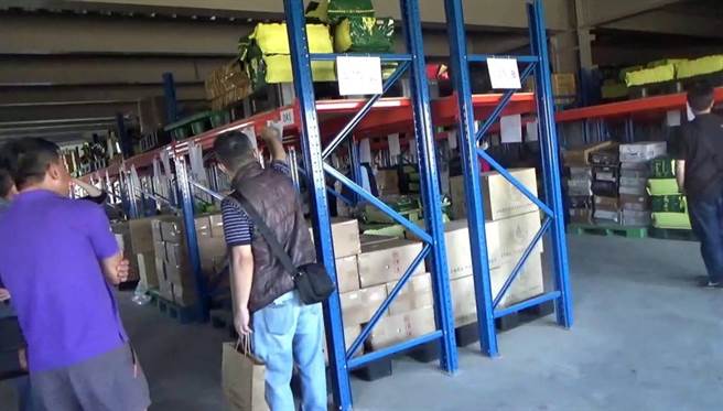 专案小组于仁爱乡制茶场、草屯镇茶行搜索，扣得越南茶混台茶之茶叶物证。南投地检署提供