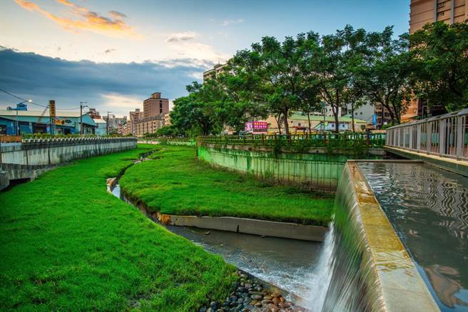 新北市水利局13日再次重申，鸭母港沟整治计画已全套整治完成，加码整治的上游段正施工中，预计9月底完工，强调没有做半套，批政治人物不要为了个人选举利益，扭曲事实。(新北市水利局提供)