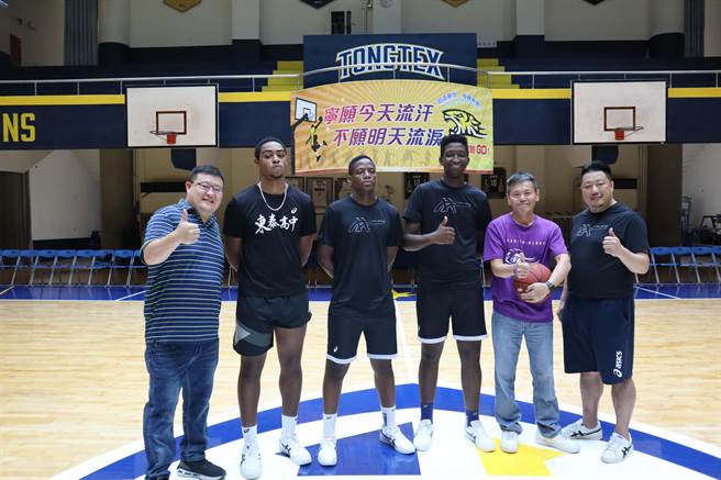 在立委林为洲（右二）协助下，东泰高中成功引进3名外籍学生球员。（邱立雅摄）