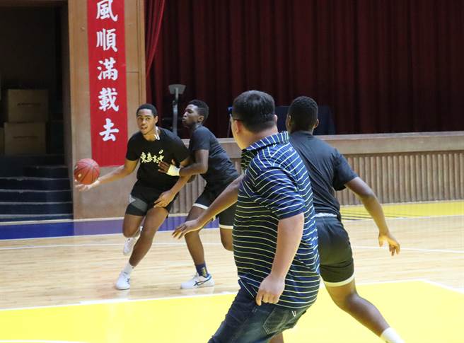 东泰高中今年迎来3名美国、史瓦帝尼学生，增加篮球队战力。（邱立雅摄）