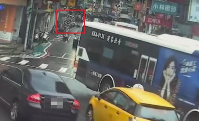 57岁傅姓男子开着厢型车，直接衝上人行道。（警方提供／李奇叡新北传真）