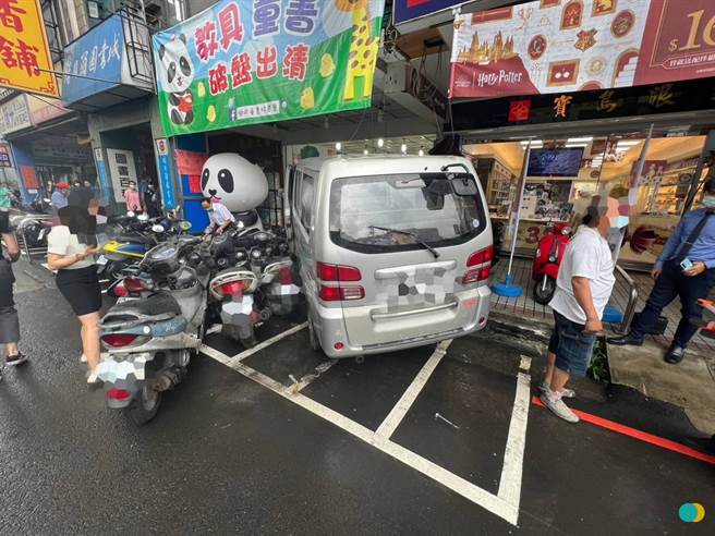 厢型车衝上人行道。（警方提供／李奇叡新北传真）