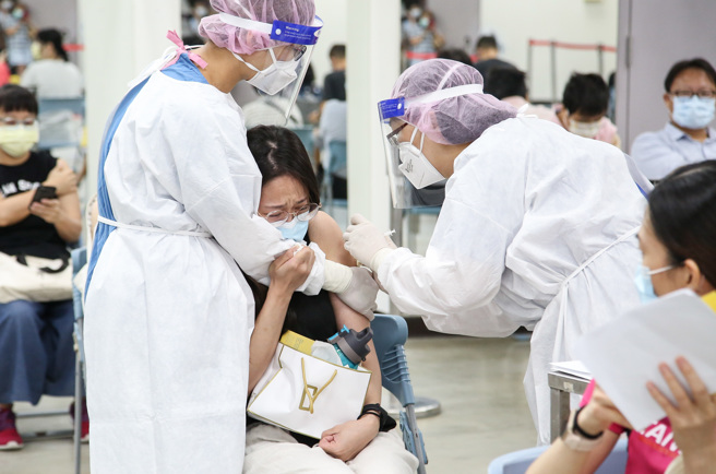 不少人关心何时能打次世代双价疫苗，王必胜这么说。图为民眾打疫苗的画面。（本报系资料照）