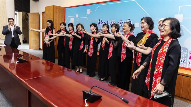 新竹縣悅樂合唱團參加客委會「2022客家歌謠交流觀摩賽─北區」奪下特優，縣長楊文科（左）頒獎表揚時，獻唱參賽曲目《行過》，優美歌聲，博得滿堂彩。（羅浚濱攝） 