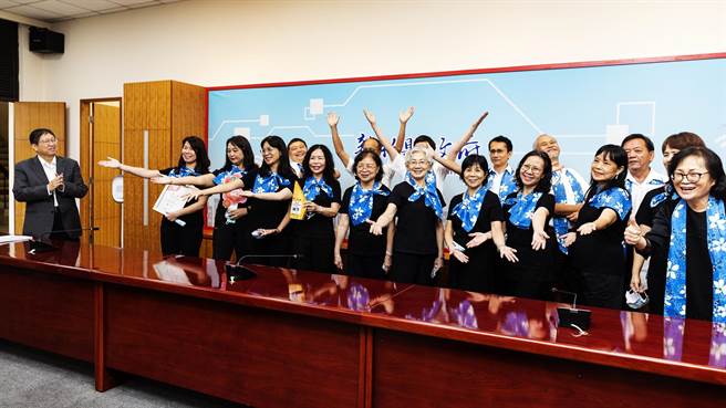 成軍僅4個月「新竹縣原客混聲合唱團，參加客委會「2022客家歌謠交流觀摩賽─北區」奪下優等，縣長楊文科（左）頒獎表揚，獻唱參賽曲目《阿樹哥的雜貨店》，優美歌聲，博得滿堂彩。（羅浚濱攝）