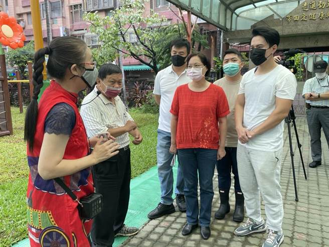 民眾党桃园市长参选人赖香伶13日参访幼儿园，感嘆托育量能不足，都会区公托候补名单家家破百，痛批郑文灿连「一生活圈一公托」都跳票，遑论郑运鹏喊的「一学区一公托」。(蔡依珍摄)