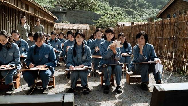 《流麻溝十五號》由徐麗雯（右起）、余佩真、連俞涵演出女思想犯的真實人生。（雄影提供）