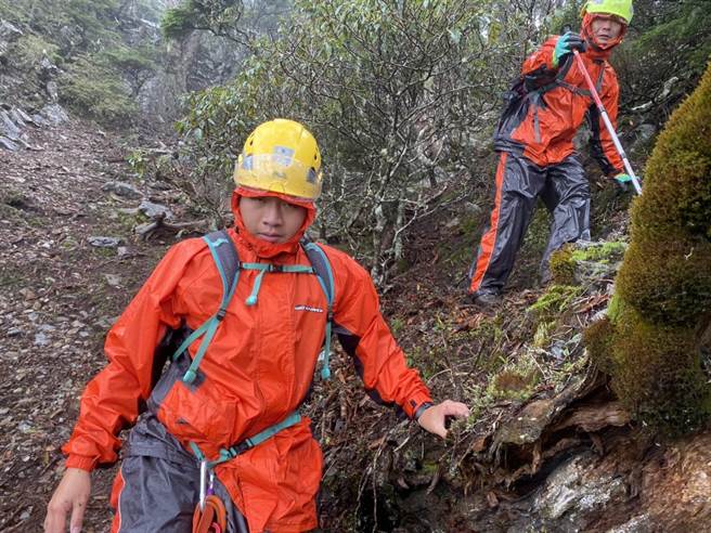 消防人員今日持續下切搜救。（台中市消防局提供）