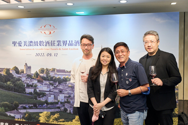 照片人物由左而右排序，美多客企业有限公司行销经理傅纪铭、新加坡商太桦(股)台湾营运长蔡宛蓉、旭宣葡萄酒总监刘源理、酒之最股份有限公司董事长简文灿。 (图／圣爱美浓级数酒庄联合会提供)