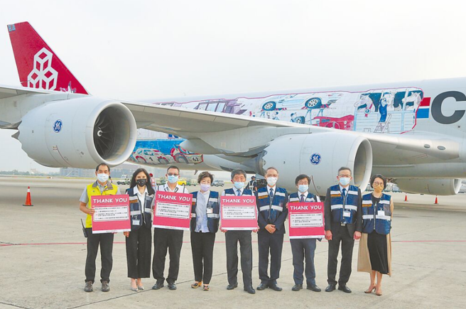 由慈济等民间单位捐赠的BNT疫苗，去年到货时，时任指挥官陈时中亲自接机。（资料照）