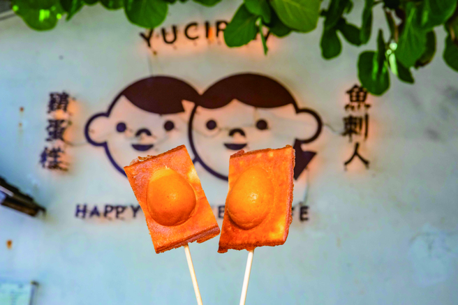 一边享用鱼刺人鸡蛋糕，一边欣赏七星潭海景，十分惬意。(图/花莲趣)