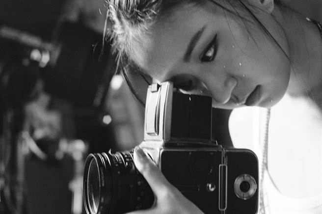 9m88在MV中與不同時空自我對話。爵士寶貝提供