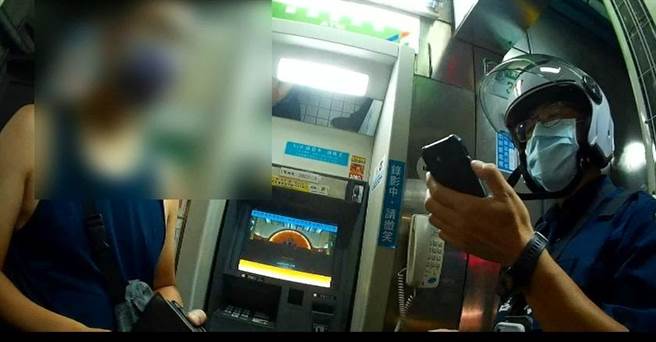 西湖派出所副所长蔡三华（右）阻止民眾遭ATM解除分期付款诈骗。（警方提供）