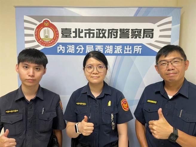 西湖派出所副所长蔡三华（右）及警员柯竣驿及陈荟晶等3人成功阻诈。（警方提供）
