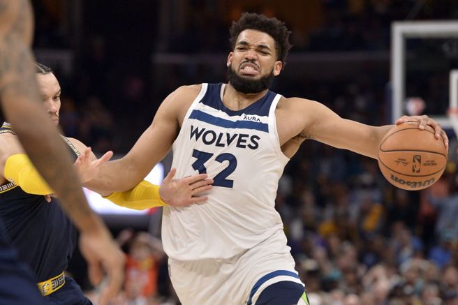 灰狼中锋唐斯持球进攻。（美联社资料照）