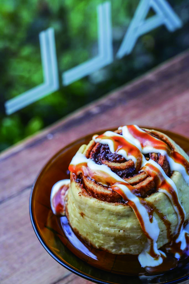 小和好点的招牌肉桂卷，淋上双酱后就像一个迷你雪山。（小和好点提供）
