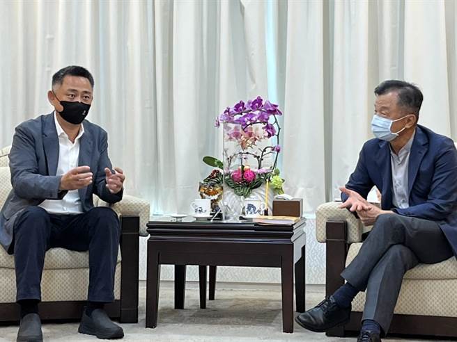 楊鎮浯縣長與邱太三主委就「專案」復航事宜溝通，達成以傳統節日為起點的共識。（縣府提供）