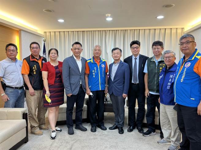 楊鎮浯今偕旅台金門同鄉會總會長楊維居帶領全台28個同鄉會代表拜會陸委會主委邱太三，轉達鄉親盼望在國境管制逐漸鬆綁下，也應逐步開放「小三通」並走向常態往來的心聲。（縣府提供）