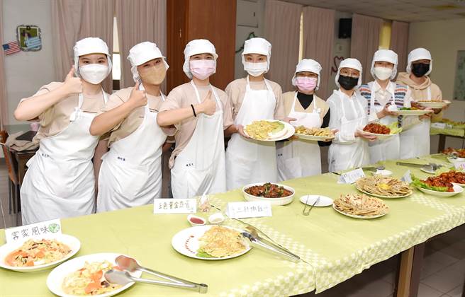 静宜大学为协助学生认识国家考试投入公职，设有专业证照奖励办法，各系所也积极规画相关课程、专题演讲及营队等活动。（静宜大学提供）