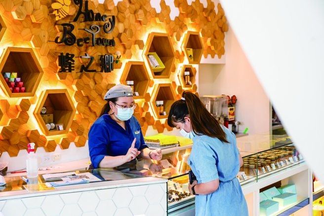 来到蜂之乡蜜蜂生态馆，认识人类好朋友──蜜蜂对自然的重要性。(图/花莲趣)