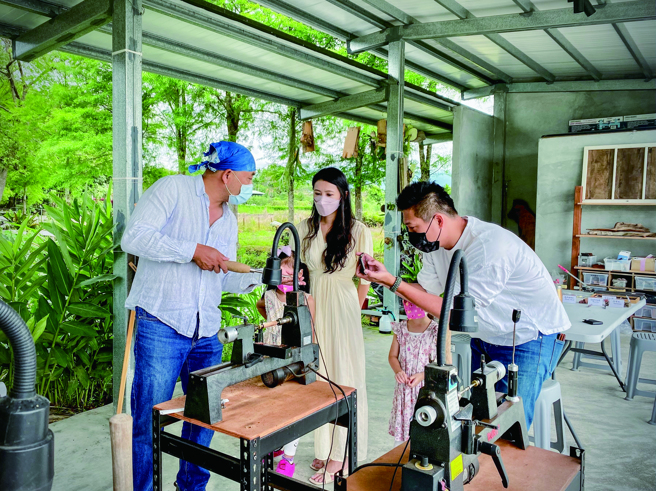 松萝野店的职人带领游客打造独属的手工笔。（松萝野店提供）