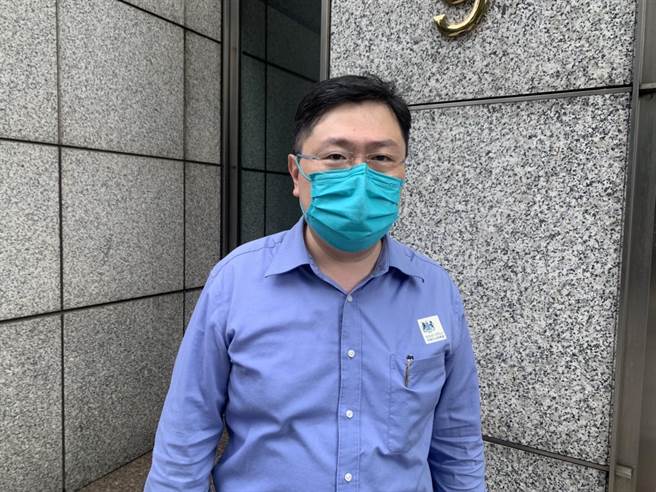 第一个在女王吊唁本上留言的台湾人陈柏豪。（杨孟立摄）