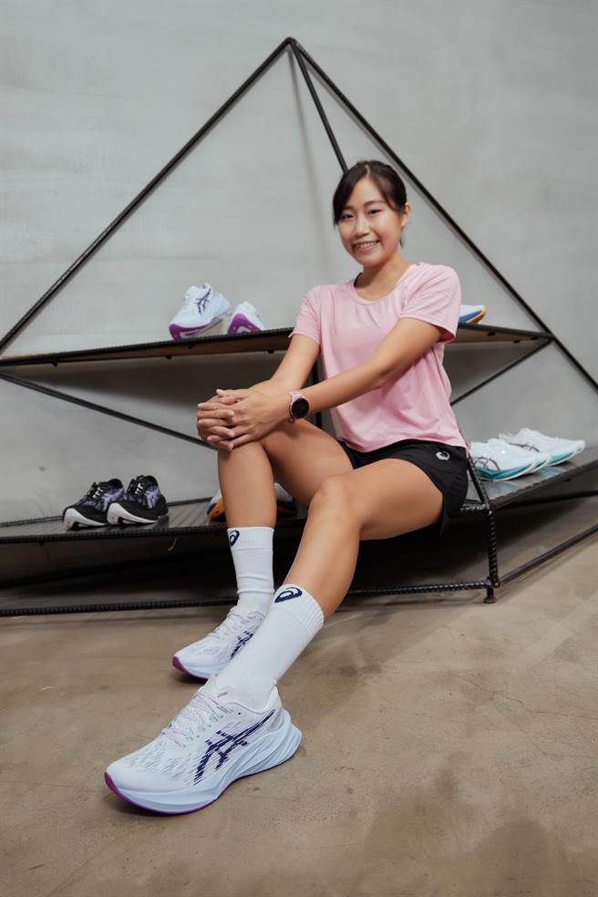 薇安穿上NOVABLAST 3称讚像是跑在弹簧床上。（亚瑟士提供）