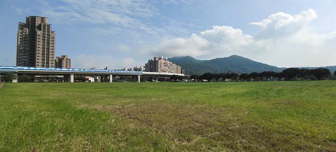 台北港娱乐专用区未定开发期限，地方担忧业者若无紧急开发必要，可能养地荒废，对八里发展无益处。地政局回应，若招标条件太严苛，担忧潜在厂商会却步，不过市府仍有其他配套，协助加速开发。（蔡雯如摄）