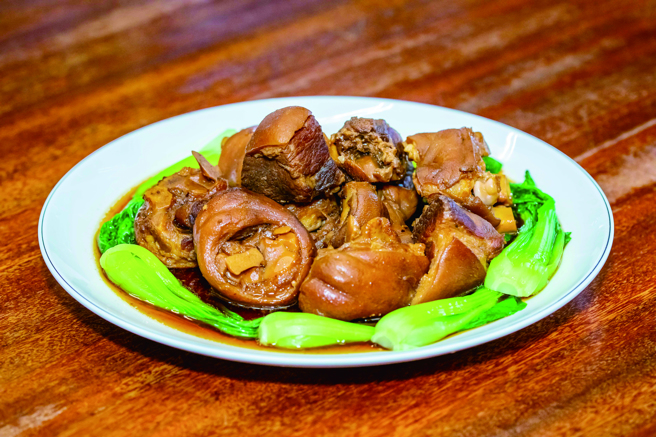 林田山猪脚软嫩香Q，餐厅里还有许多特色菜可选择。(图/花莲趣)