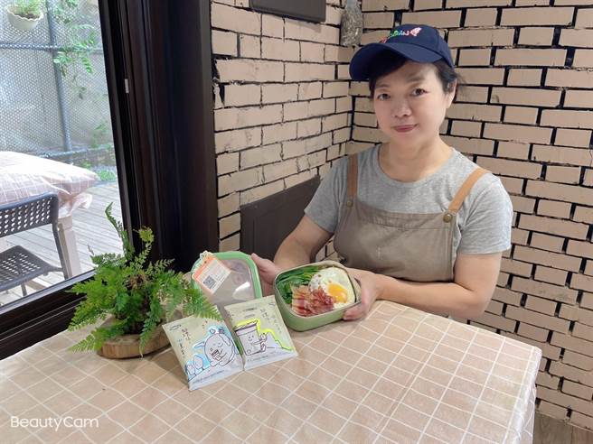 为减少1次性餐具，新竹市环保局邀集36家特色餐饮店，自9月15日至10月31日共同举办「挺环保！外送指定循环餐盒、杯」活动。（陈育贤摄）